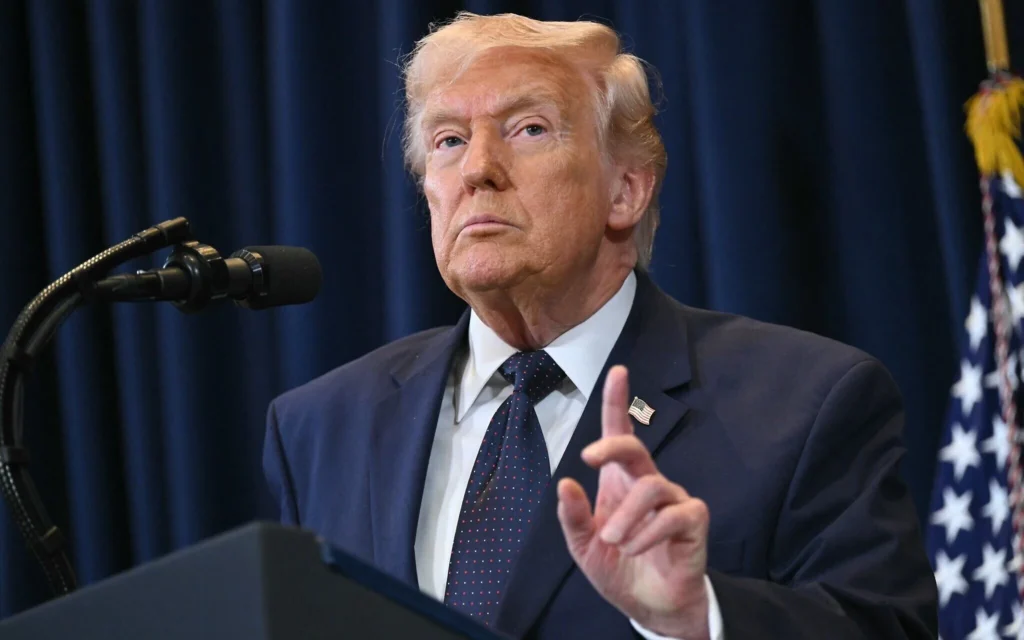 Le président américain Donald Trump s'exprimant lors d'une conférence de presse, au Trump National Doral, à Miami, en Floride, le 9 mars 2026. (Crédit : Saul Loeb/AFP)