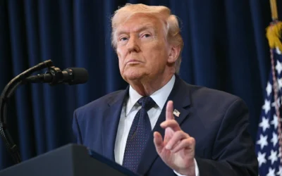 Le président américain Donald Trump s'exprimant lors d'une conférence de presse, au Trump National Doral, à Miami, en Floride, le 9 mars 2026. (Crédit : Saul Loeb/AFP)