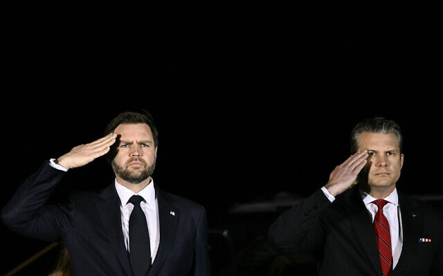 Le vice-président américain JD Vance et le secrétaire américain à la Défense Pete Hegseth saluent alors que des membres d'une équipe de l'armée américaine transportent le du sergent Benjamin N. Pennington, 26 ans, originaire de Glendale, dans le Kentucky, lors d'une cérémonie solennelle à la base aérienne de Dover, dans le Delaware, le 9 mars 2026. (Crédit :Brendan SMIALOWSKI / AFP)