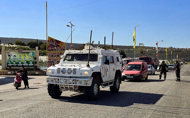 Des véhicules de la Force intérimaire des Nations unies au Liban (FINUL) escortant un convoi de résidents du village chrétien d’Alma al-Shaab qui évacuent le village, situé dans le sud du Liban, en passant par la région de Naqoura, le 10 mars 2026 (Crédit : Kawnat Haju/AFP)