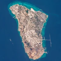 Cette image capturée par le satellite Copernicus Sentinel-2, de l'île iranienne de Kharg, qui abrite le principal terminal d'exportation de brut du pays et assure la grande majorité de ses expéditions de pétrole vers le reste du monde, à une trentaine de kilomètres au sud du continent, au nord du golfe, le 7 mars 2026. (Crédit: Agence spatiale européenne/AFP)