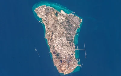 Cette image capturée par le satellite Copernicus Sentinel-2, de l'île iranienne de Kharg, qui abrite le principal terminal d'exportation de brut du pays et assure la grande majorité de ses expéditions de pétrole vers le reste du monde, à une trentaine de kilomètres au sud du continent, au nord du golfe, le 7 mars 2026. (Crédit: Agence spatiale européenne/AFP)