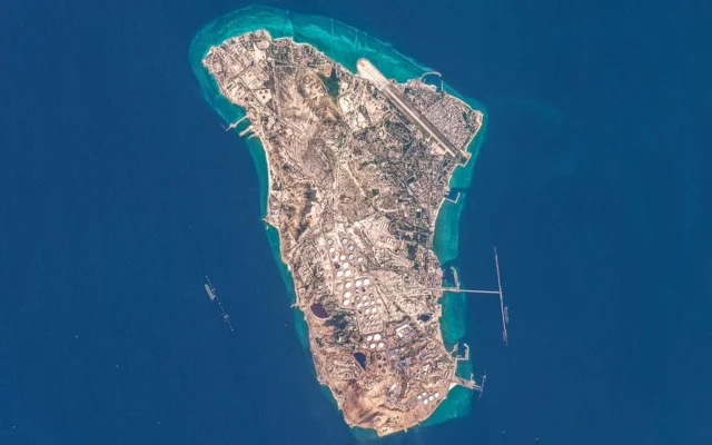 Cette image capturée par le satellite Copernicus Sentinel-2, montre l'île de Kharg en Iran,  à environ 30 kilomètres au sud du continent, au nord du golfe, le 7 mars 2026. (Crédit: Agence spatiale européenne/AFP)