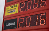 Un panneau affichant les prix quotidiens du super diesel et du diesel dans une station-service à Saint-Martin-des-champs, dans le nord-ouest de la France, le 10 mars 2026. Le 9 mars 2026, le prix du diesel en France a franchi le seuil symbolique des 2 euros le litre, selon une moyenne calculée par l'AFP à partir des données fournies au gouvernement par quelque 9 400 stations-service, un niveau qui n'avait plus été atteint depuis l'été 2022. (Crédit : Fred Tanneau/AFP)