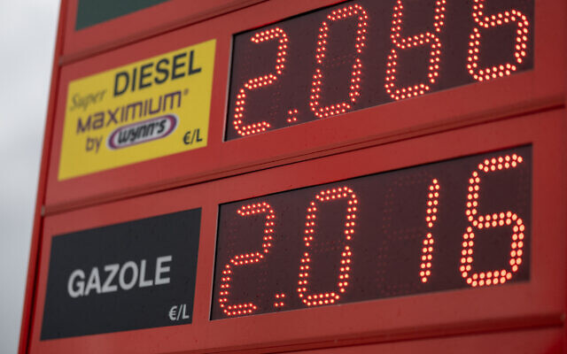 Un panneau affichant les prix quotidiens du super diesel et du diesel dans une station-service à Saint-Martin-des-champs, dans le nord-ouest de la France, le 10 mars 2026. Le 9 mars 2026, le prix du diesel en France a franchi le seuil symbolique des 2 euros le litre, selon une moyenne calculée par l'AFP à partir des données fournies au gouvernement par quelque 9 400 stations-service, un niveau qui n'avait plus été atteint depuis l'été 2022. (Crédit : Fred Tanneau/AFP)