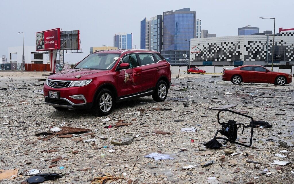 Les dégâts causés par une frappe de drone, dans le quartier de Seef, à Manama, au Bahreïn, le 10 mars 2026. (Crédit : AFP)