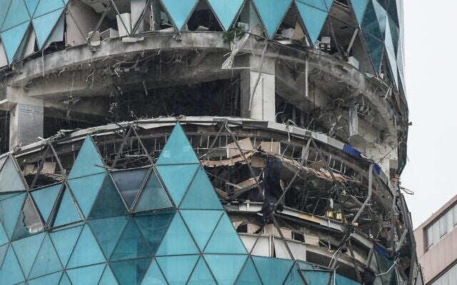 Un bâtiment endommagé à la suite d'une frappe de drone dans le quartier de Seef à Manama, le 10 mars 2026. Le Golfe, riche en pétrole, a été la principale cible des attaques iraniennes en réponse aux frappes américano-israéliennes qui ont déclenché la guerre au Moyen-Orient, Téhéran visant des cibles américaines mais aussi des infrastructures civiles, notamment des installations énergétiques et des aéroports. (Crédit : AFP)