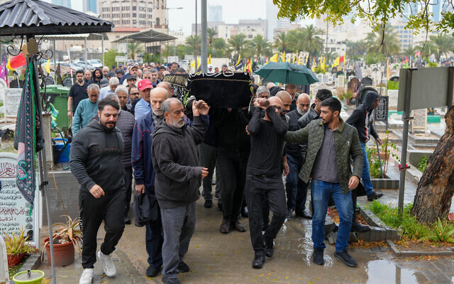 Des personnes transportent le cercueil d'une personne tuée lors d'une attaque de drone contre un immeuble d'habitation à Manama, la capitale de Bahreïn, jusqu'à sa tombe lors de l'enterrement le 10 mars 2026. (Crédit : AFP) Des personnes transportent le cercueil d'une personne tuée lors d'une attaque de drone contre un immeuble d'habitation à Manama, la capitale de Bahreïn, jusqu'à sa tombe lors de l'enterrement le 10 mars 2026. (Crédit : AFP)
