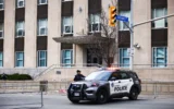 Des agents de police de Toronto interviennent sur les lieux d’une fusillade au consulat américain de Toronto, au Canada, le 10 mars 2026. (Crédit : Cole BURSTON/AFP)