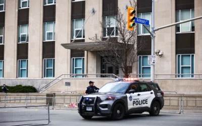 Des agents de police de Toronto interviennent sur les lieux d’une fusillade au consulat américain de Toronto, au Canada, le 10 mars 2026. (Crédit : Cole BURSTON/AFP)