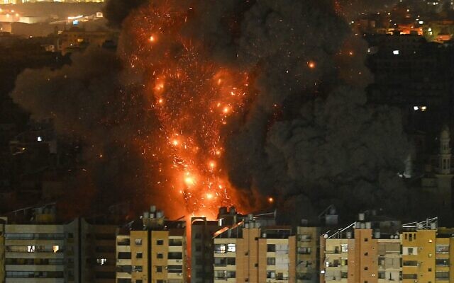 Une boule de feu s'élève du site d'une frappe aérienne israélienne qui a visé une zone dans la banlieue sud de Beyrouth dans la nuit du 10 au 11 mars 2026. (Crédit : Fadel Itani/AFP)