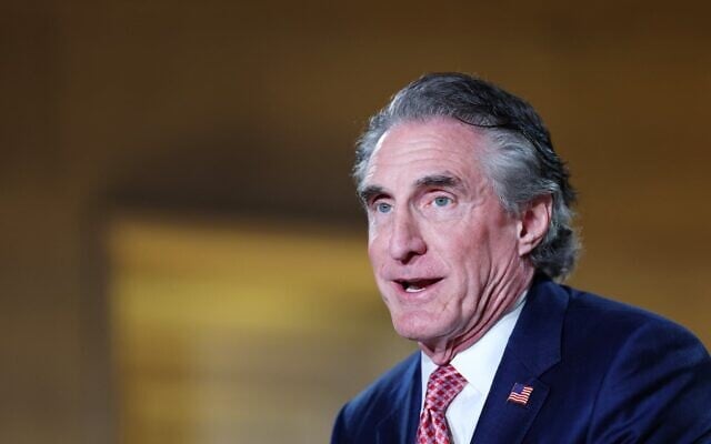 Le secrétaire américain à l'Intérieur, Doug Burgum, participant à une table ronde lors du BlackRock Infrastructure Summit, à Washington, , le 11 mars 2026. (Crédit : Anna Moneymaker/Getty Images via AFP)