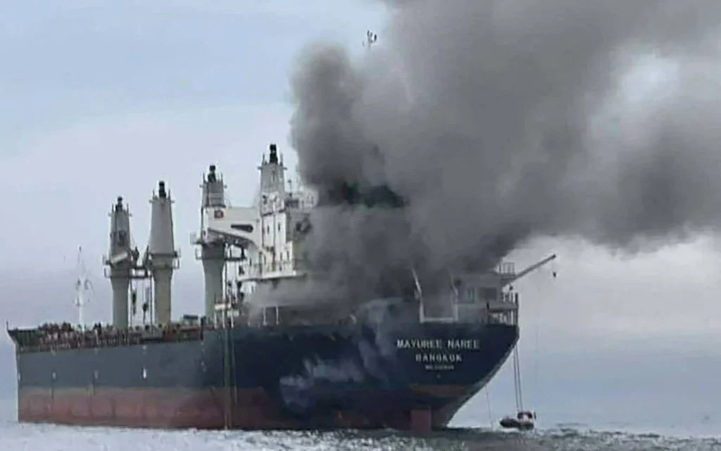 La fumée s’élevant du vraquier thaïlandais « Mayuree Naree » après une attaque survenue près du détroit d’Ormuz, le 11 mars 2026. (Crédit : Marine royale thaïlandaise/AFP)