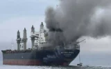 Illustration : Cette photo prise le 11 mars 2026 et diffusée par la Marine royale thaïlandaise montre de la fumée s'élevant du vraquier thaïlandais « Mayuree Naree » près du détroit d'Ormuz après une attaque. (Crédit : MARINE ROYALE THAÏLANDAISE / AFP)