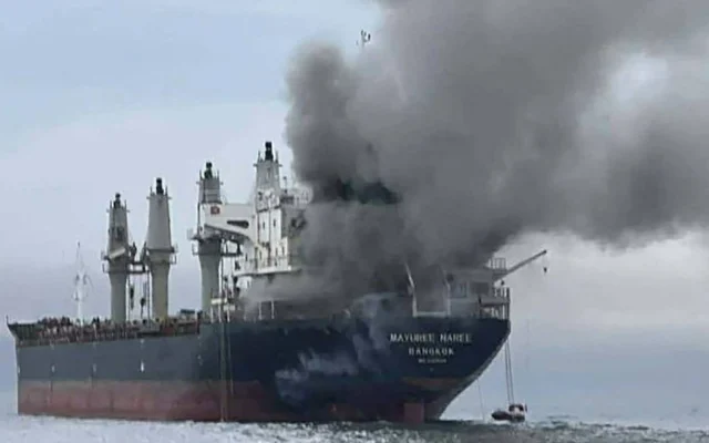 Cette photo prise le 11 mars 2026 et diffusée par la Marine royale thaïlandaise montre de la fumée s'élevant du vraquier thaïlandais « Mayuree Naree » près du détroit d'Ormuz après une attaque. (Crédit : MARINE ROYALE THAÏLANDAISE / AFP)