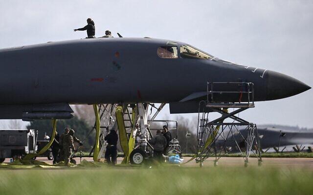 Du personnel militaire au sol travaillant sur un bombardier B-1 Lancer de l'armée de l'air américaine, sur le tarmac de la base RAF Fairford, dans le sud-ouest de l'Angleterre, le 11 mars 2026. (Crédit : Henry Nicholls/AFP)