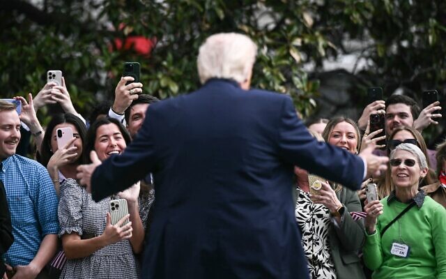 Le président américain Donald Trump s'adressant à des invités alors qu'il s'apprête à monter à bord de Marine One pour quitter la pelouse sud de la Maison Blanche, à Washington, le 11 mars 2026. (Crédit : Brendan Smialowski/AFP)