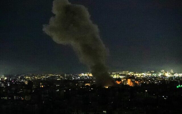 De la fumée s'élevant du site d'une frappe aérienne israélienne qui a visé une zone, dans la banlieue sud de Beyrouth, au Liban, le 11 mars 2026. (Crédit : AFP)