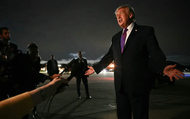 Le président américain Donald Trump s'adresse aux journalistes à son retour à la base militaire d'Andrews, dans le Maryland, le 11 mars 2026. (Crédit : Jim Watson/AFP)