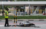 Illustration : Un policier inspectant l'épave d'un drone dans le centre-ville de Dubaï, le 12 mars 2026. (Crédit: AFP)