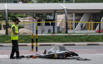 Illustration : Un policier inspectant l'épave d'un drone dans le centre-ville de Dubaï, le 12 mars 2026. (Crédit: AFP)