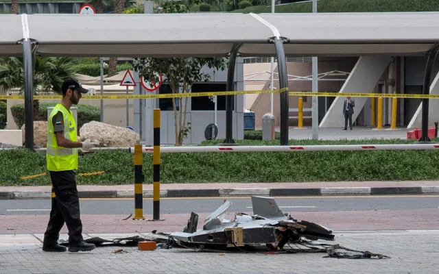 Illustration : Un policier inspectant l'épave d'un drone dans le centre-ville de Dubaï, le 12 mars 2026. (Crédit: AFP) Illustration : Un policier inspectant l'épave d'un drone dans le centre-ville de Dubaï, le 12 mars 2026. (Crédit: AFP)