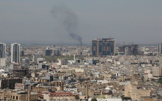 Photo d'illustration : Un panache de fumée s'élève après l'interception d'un drone à Erbil, le 12 mars 2026. (Crédit : Shvan HARKI / AFP)