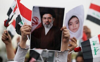 Une écolière tenant une affiche à l'effigie du nouveau guide suprême iranien, Mojtaba Khamenei, lors d'une manifestation contre les États-Unis et Israël, à Bagdad, le 12 mars 2026. (Crédit : Ahmad al-Rubaye/AFP)