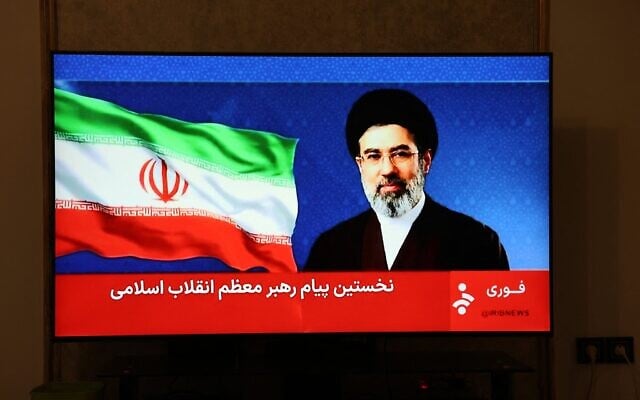 Une allocution attribuée au nouveau guide suprême iranien Mojtaba Khamenei diffusée à la télévision d'État, à Téhéran le 12 mars 2026. (Crédit : AFP)