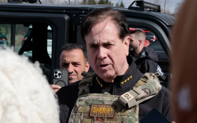 Le shérif du comté d'Oakland, Michael Bouchard, s'adresse aux médias à quelques pas du lieu de la fusillade survenue à la synagogue Temple Israel, à West Bloomfield, dans la banlieue de Détroit, le 12 mars 2026. (Crédit: JEFF KOWALSKY / AFP) Le shérif du comté d'Oakland, Michael Bouchard, s'adresse aux médias à quelques pas du lieu de la fusillade survenue à la synagogue Temple Israel, à West Bloomfield, dans la banlieue de Détroit, le 12 mars 2026. (Crédit: JEFF KOWALSKY / AFP)