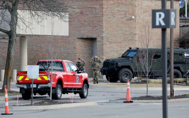 Des forces de l’ordre sont visibles à la synagogue Temple Israel, après qu’un terroriste armé a foncé avec son véhicule dans le bâtiment de West Bloomfield, dans le Michigan, le 12 mars 2026. (Crédit : Jef Kowalsky/AFP)