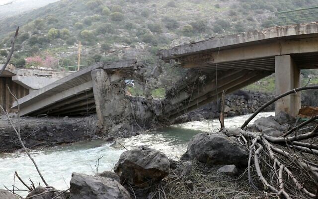 Illustration : Le pont de Tayr Falsay détruit, qui reliait les villages situés au sud du Litani à ceux situés au nord de la rivière, après avoir été frappé par une frappe aérienne israélienne, le 13 mars 2026. (Crédit : Kawnat Haju/AFP) Illustration : Le pont de Tayr Falsay détruit, qui reliait les villages situés au sud du Litani à ceux situés au nord de la rivière, après avoir été frappé par une frappe aérienne israélienne, le 13 mars 2026. (Crédit : Kawnat Haju/AFP)