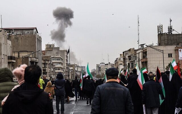 De la fumée noire s'élevant à la suite d'une frappe aérienne, à Téhéran, en Iran, le 13 mars 2026. (Crédit : Elaheh Asiabi/AGENCE DE PRESSE FARS/AFP)