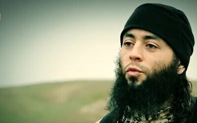 Une capture d'écran réalisée le 10 mars 2015 à partir d'une vidéo qui aurait été diffusée par le groupe État islamique (EI) via Al-Furqan Media montre le djihadiste français Sabri Essid s'adressant à la caméra en français depuis un lieu tenu secret. (Capture d'écran)