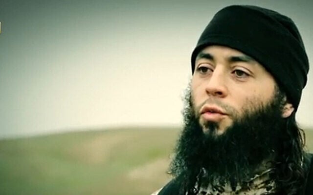 Une capture d'écran réalisée le 10 mars 2015 à partir d'une vidéo qui aurait été diffusée par le groupe État islamique (EI) via Al-Furqan Media montre le djihadiste français Sabri Essid s'adressant à la caméra en français depuis un lieu tenu secret. (Capture d'écran) Une capture d'écran réalisée le 10 mars 2015 à partir d'une vidéo qui aurait été diffusée par le groupe État islamique (EI) via Al-Furqan Media montre le djihadiste français Sabri Essid s'adressant à la caméra en français depuis un lieu tenu secret. (Capture d'écran)