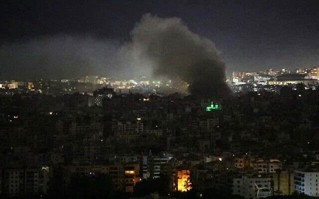 De la fumée s'élève du site d'une frappe aérienne israélienne qui a visé une zone de la banlieue sud de Beyrouth le 13 mars 2026. (Crédit : AFP)
