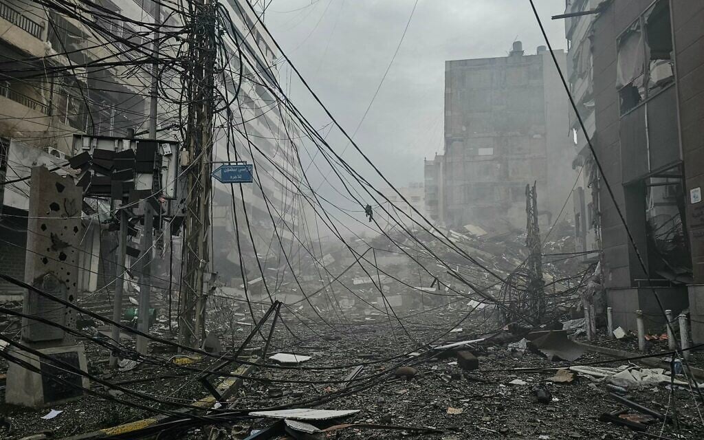 Le site d'une frappe aérienne israélienne menée pendant la nuit et qui a visé la banlieue sud de Beyrouth, le 14 mars 2026. (Crédit : AFP)