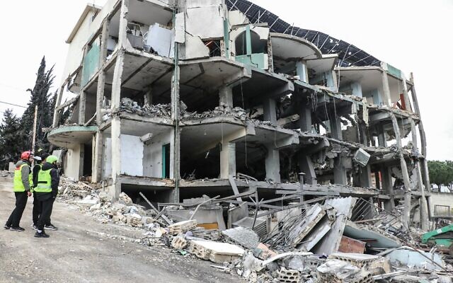 Le bâtiment d'un centre de soins détruit à la suite d'une frappe israélienne dans la ville de Burj Qalawiya, au sud du Liban, le 14 mars 2026. (Crédit : Kawnat HAJU / AFP)