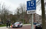 Une voiture de police garée devant une école juive, à Amsterdam, où une explosion a été signalée pendant la nuit, le 14 mars 2026. (Crédit : Stéphanie Hamel/AFP)