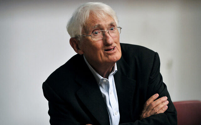 Le philosophe allemand Jürgen Habermas s'adresse aux journalistes dans un amphithéâtre de l'École philosophique d'Athènes, le 6 août 2013.(Crédit : LOUISA GOULIAMAKI / AFP) Le philosophe allemand Jürgen Habermas s'adresse aux journalistes dans un amphithéâtre de l'École philosophique d'Athènes, le 6 août 2013.(Crédit : LOUISA GOULIAMAKI / AFP)