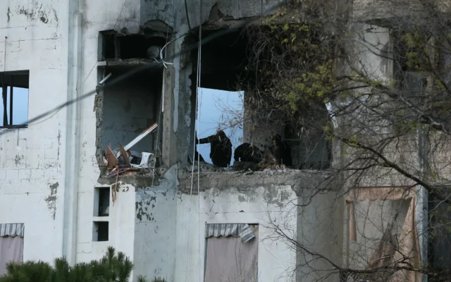 Des secouristes inspectent le site d'une frappe aérienne israélienne qui a visé un appartement dans la ville côtière de Sidon, au sud du pays, le 15 mars 2026. (Crédit : MAHMOUD ZAYYAT / AFP) Des secouristes inspectent le site d'une frappe aérienne israélienne qui a visé un appartement dans la ville côtière de Sidon, au sud du pays, le 15 mars 2026. (Crédit : MAHMOUD ZAYYAT / AFP)
