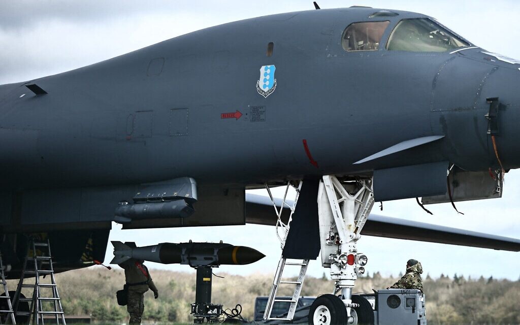 Des munitions JDAM (Joint Direct Attack Munitions) sont déchargées d'un bombardier B-1 Lancer de l'armée de l'air américaine à la base RAF Fairford, dans le sud-ouest de l'Angleterre, le 15 mars 2026. (Crédit : Henry Nicholls/AFP)