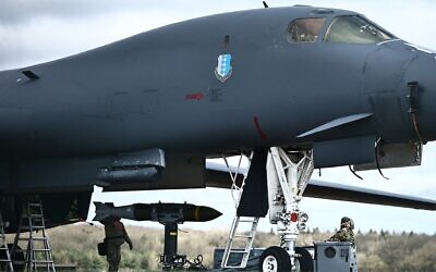 Des munitions JDAM (Joint Direct Attack Munitions) sont déchargées d'un bombardier B-1 Lancer de l'armée de l'air américaine à la base RAF Fairford, dans le sud-ouest de l'Angleterre, le 15 mars 2026. (Crédit : Henry Nicholls/AFP)