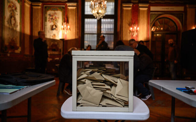 Cette photographie montre une urne après la fermeture des bureaux de vote lors des élections municipales à la mairie de Perpignan, dans le sud-ouest de la France, le 15 mars 2026. (Crédit : Ed JONES / AFP) Cette photographie montre une urne après la fermeture des bureaux de vote lors des élections municipales à la mairie de Perpignan, dans le sud-ouest de la France, le 15 mars 2026. (Crédit : Ed JONES / AFP)