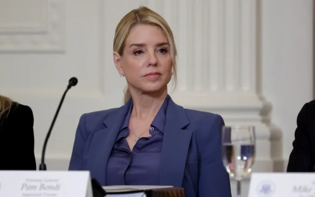 La ministre de la Justice américaine Pam Bondi écoute le président américain Donald Trump s'exprimer lors d'un déjeuner dans la Salle Est de la Maison Blanche, le 16 mars 2026 à Washington, DC. (Crédit: ALEX WONG / GETTY IMAGES NORTH AMERICA / Getty Images via AFP)