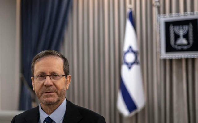 Le président Isaac Herzog pose pour une photo alors qu'il accorde une interview à la résidence présidentielle à Jérusalem, le 16 mars 2026. (Crédit : OLYMPIA DE MAISMONT / AFP)