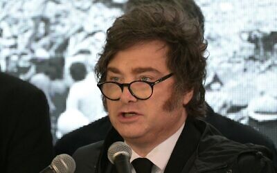 Le président argentin Javier Milei prend la parole lors d'une cérémonie commémorant le 34e anniversaire de l'attentat meurtrier contre l'ambassade d'Israël à Buenos Aires, sur la place de l'ambassade d'Israël à Buenos Aires, le 17 mars 2026. (Crédit : Juan Mabromata/AFP)