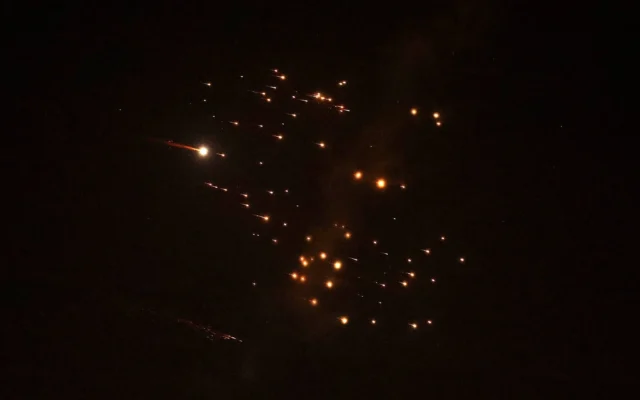 Les sous-munitions d'une bombe visibles dans le ciel au-dessus de Netanya, le 18 mars 2026. (Credit : Jack Guez/AFP)