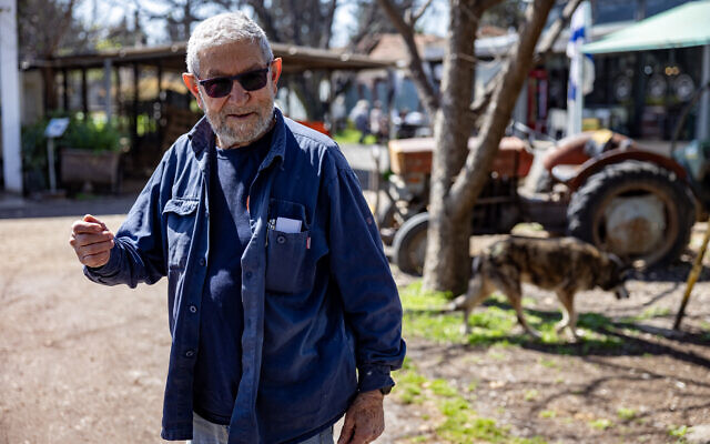 Tommy Kurlender, éleveur laitier et fruiticulteur israélien, se tient devant sa ferme laitière à Bet Hillel, près de la frontière libanaise dans le nord d'Israël, le 17 mars 2026. (Crédit : Odd ANDERSEN / AFP) Tommy Kurlender, éleveur laitier et fruiticulteur israélien, se tient devant sa ferme laitière à Bet Hillel, près de la frontière libanaise dans le nord d'Israël, le 17 mars 2026. (Crédit : Odd ANDERSEN / AFP)
