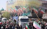 Des personnes rassemblées lors des funérailles d'Ali Larijani, chef de la sécurité iranienne, et de Gholamreza Soleimani, haut responsable du Corps des Gardiens de la Révolution islamique (CGRI), à Téhéran, le 18 mars 2026. (Crédit : Atta Kenare/AFP)